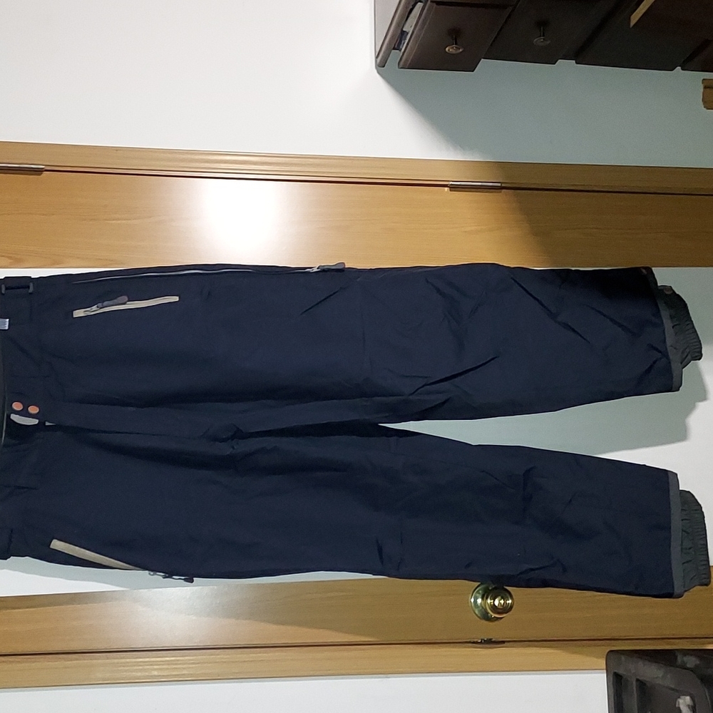 American Eagle Outfitters mens size Medium snow pants new with out tags